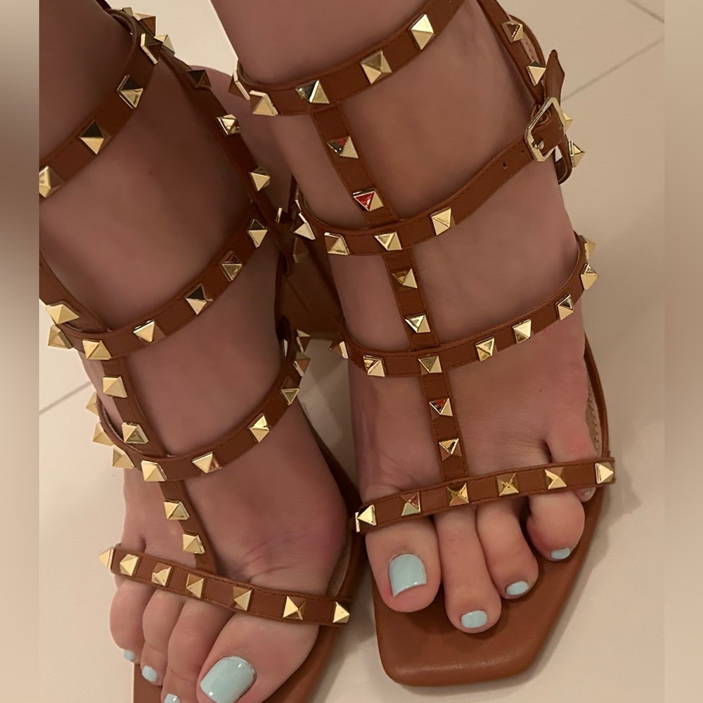 Rockstud inspired size 8 heels